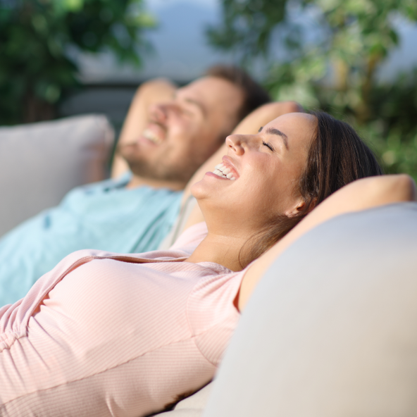 Uśmiechnięta para relaksuje się w strefie relaksu w Centrum handlowym m1 Kraków