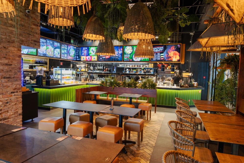 Widok wnętrza restauracji Asia Mama w M1 Kraków