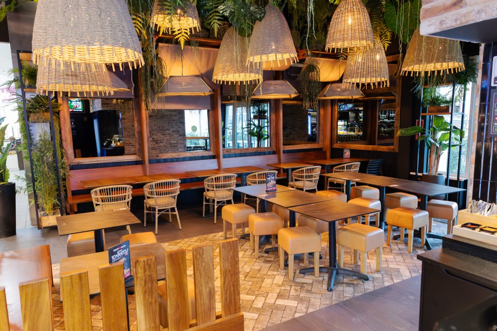 Widok stolików w restauracji Asia Mama w M1 Kraków