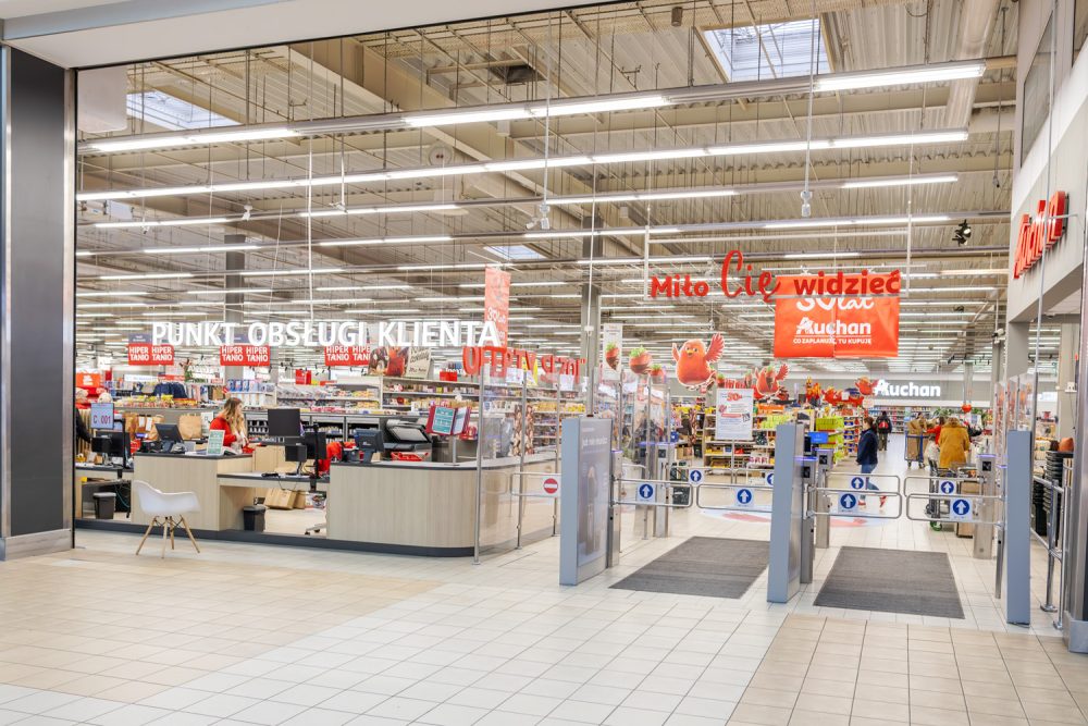 Wejście do hipermarketu Auchan w M1 Kraków