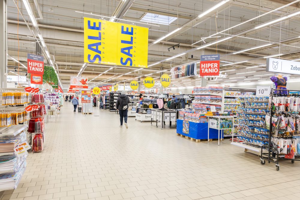 Alejki z produktami w hipermarkecie Auchan w M1 Kraków