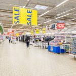 Alejki z produktami w hipermarkecie Auchan w M1 Kraków