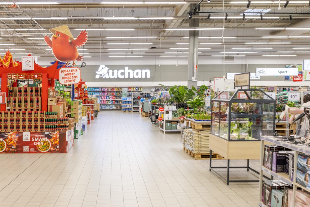 Stoiska z produktami w hipermarkecie Auchan w M1 Kraków