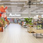 Stoiska z produktami w hipermarkecie Auchan w M1 Kraków