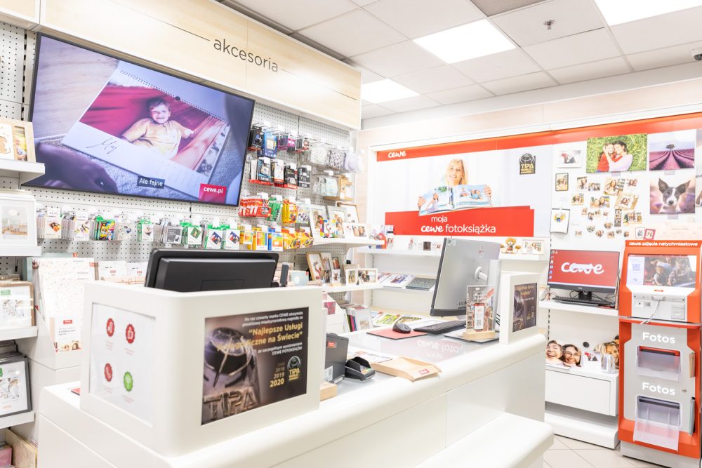 Wnętrze punktu CEWE FOTOJOKER w M1 Kraków