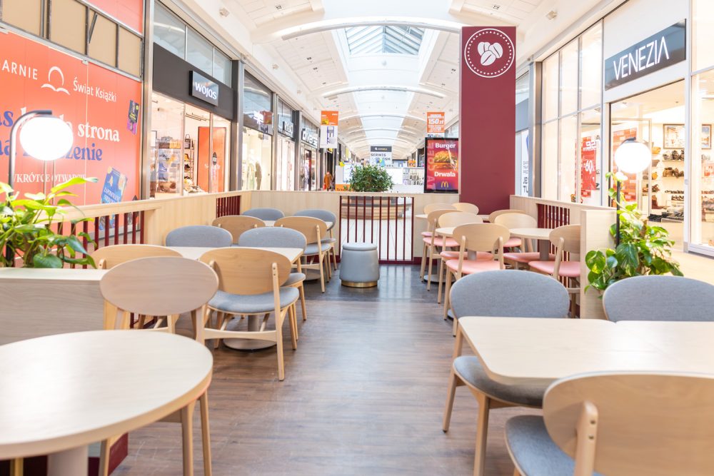 miejsca siedzące na pasażu dla klientów Costa coffee w M1 Kraków