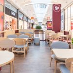 miejsca siedzące na pasażu dla klientów Costa coffee w M1 Kraków