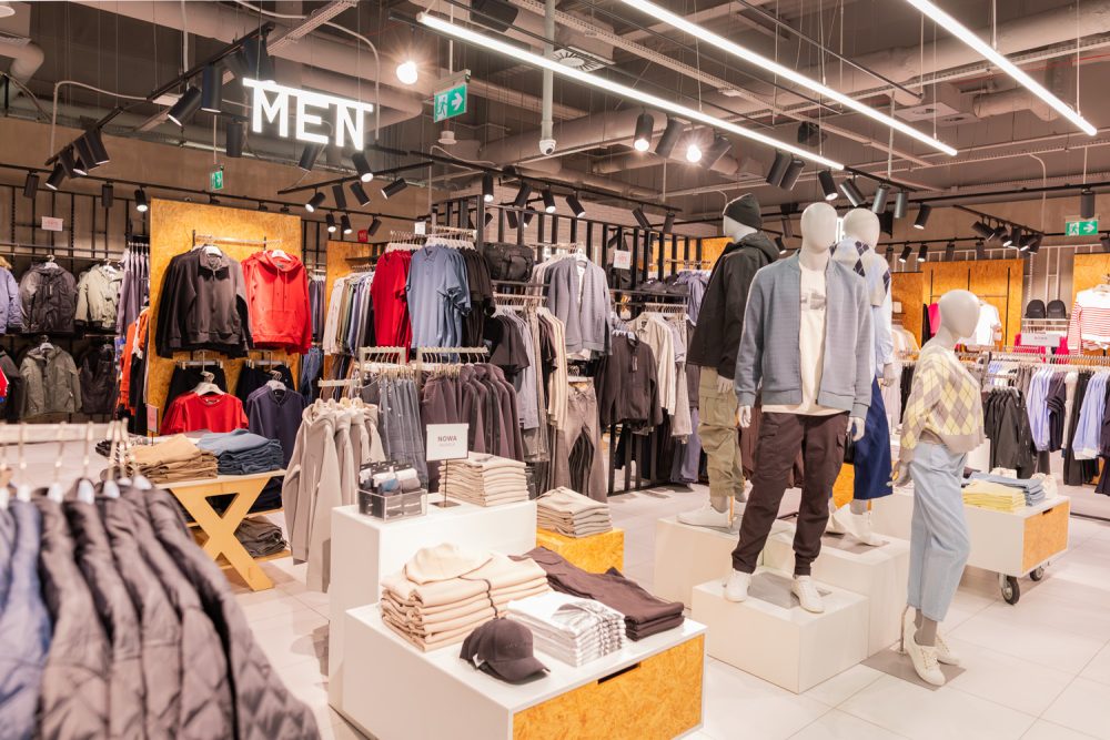 asortyment w sklepie diverse w M1 Kraków manekiny ubrania