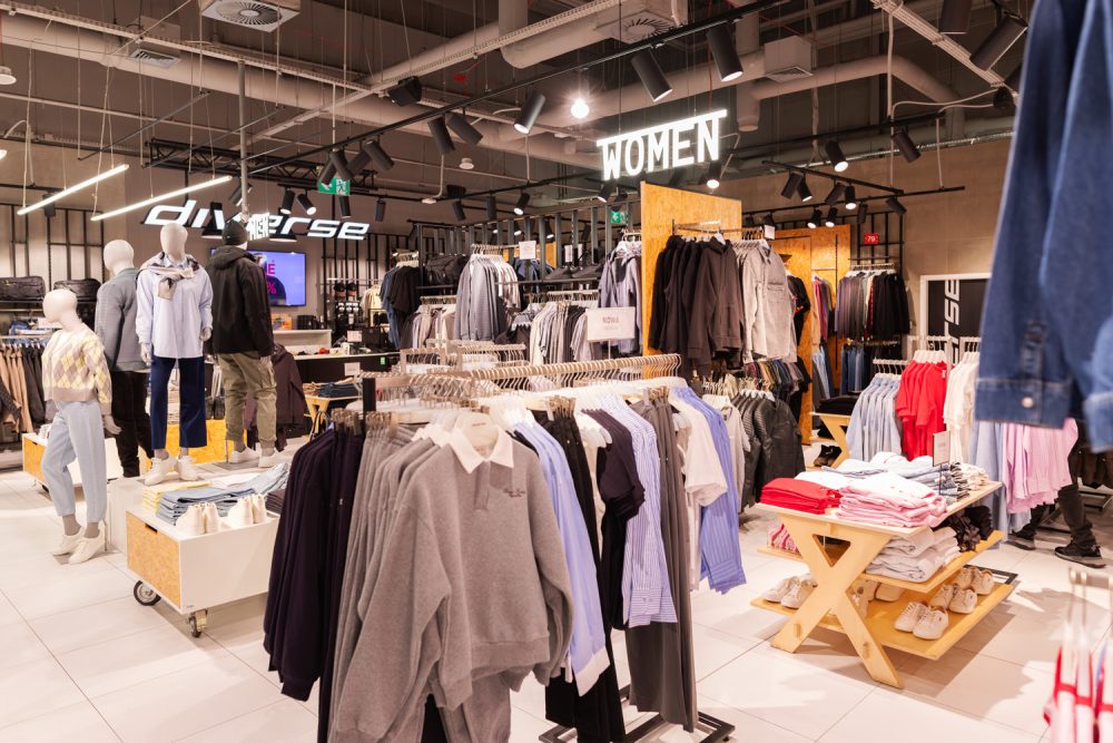 asortyment w sklepie diverse w M1 Kraków manekiny ubrania