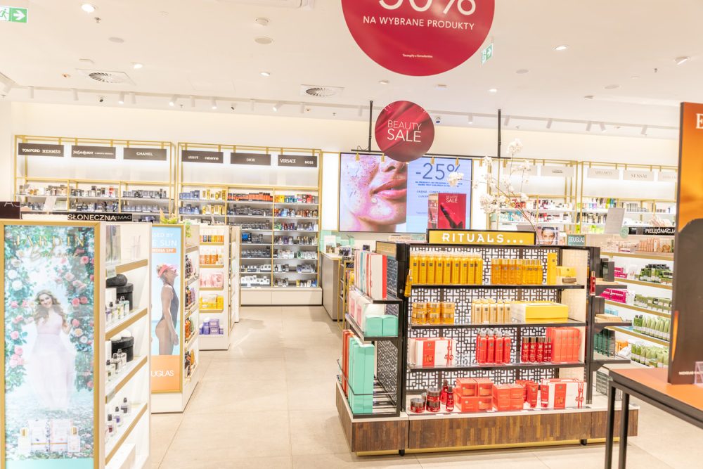 wnętrze i asortyment sklepu douglas w M1 Kraków