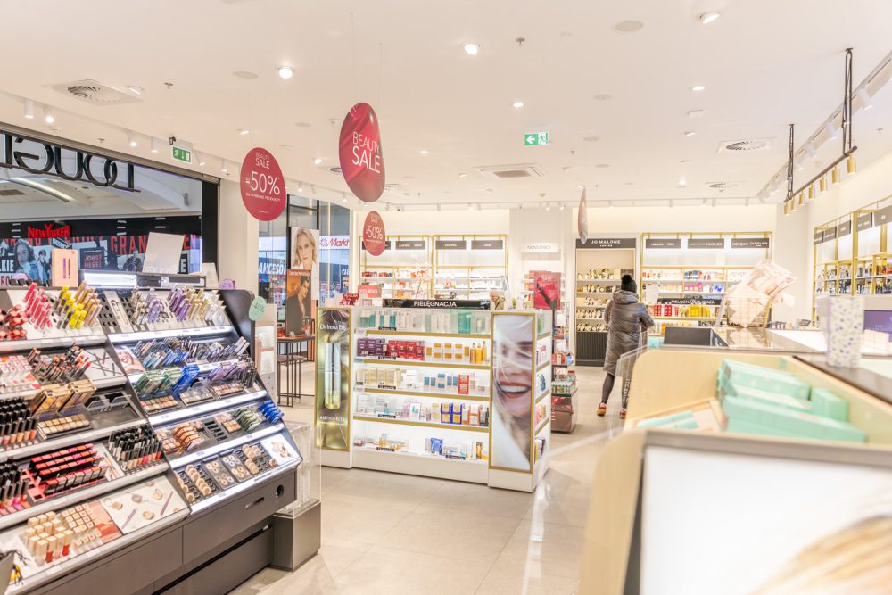 wnętrze i asortyment sklepu douglas w M1 Kraków