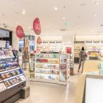 wnętrze i asortyment sklepu douglas w M1 Kraków