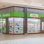 wejście do apteki dr max w M1 Kraków witryna sklepu