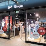 Witryna sklepu odzieżowego Lee Wrangler w M1 Kraków