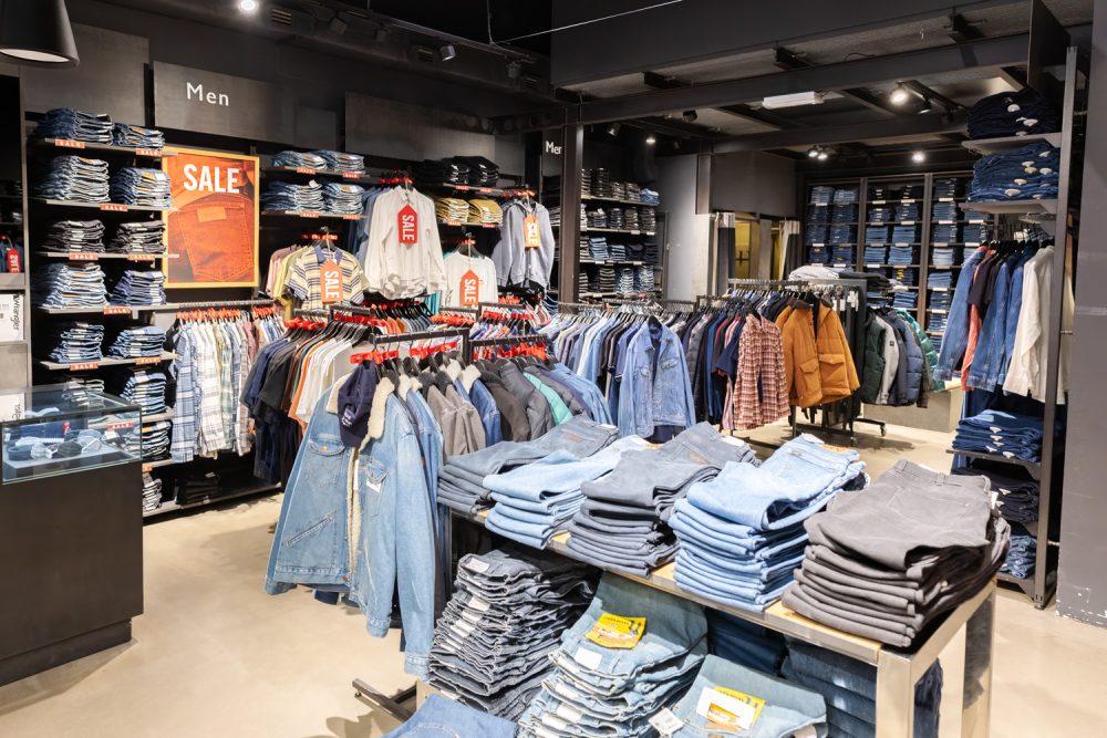 Kolekcja odzieży w sklepie Lee Wrangler w M1 Kraków
