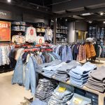 Kolekcja odzieży w sklepie Lee Wrangler w M1 Kraków