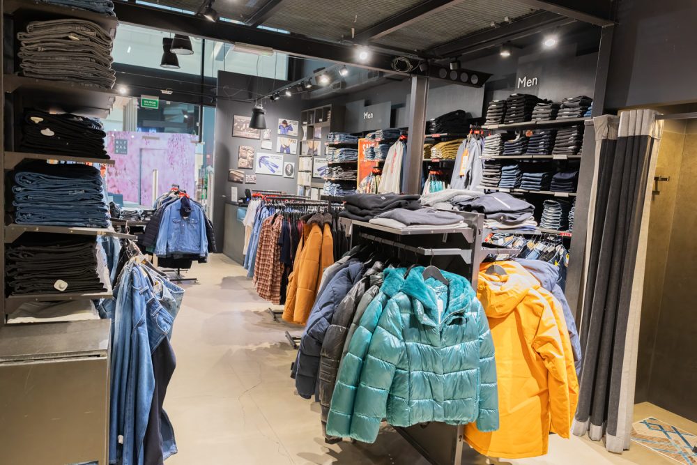 Asortyment sklepu odzieżowego Lee Wrangler w M1 Kraków