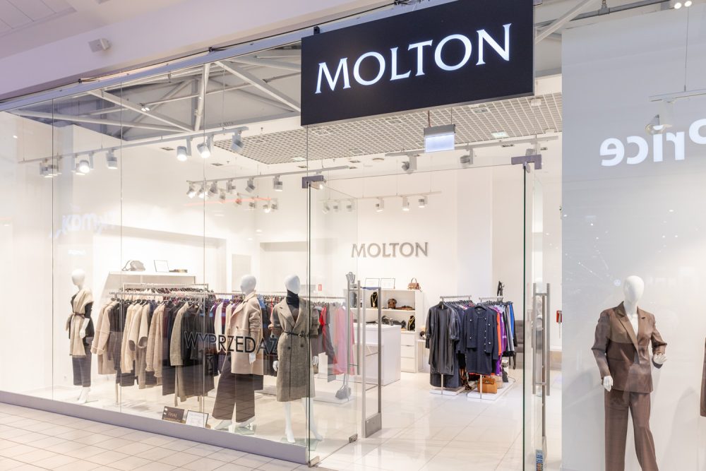 Witryna sklepu odzieżowego Molton w M1 Kraków