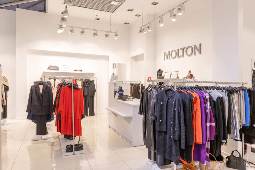Wnętrze sklepu odzieżowego Molton w M1 Kraków