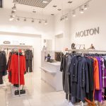 Wnętrze sklepu odzieżowego Molton w M1 Kraków
