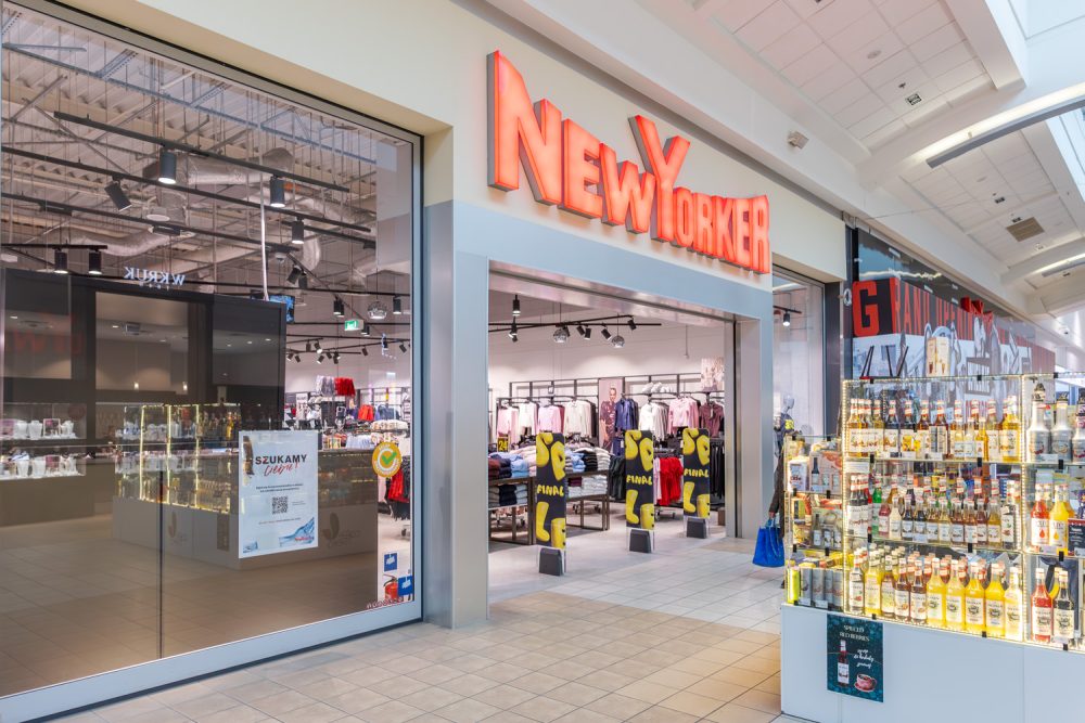 Witryna sklepu New Yorker w M1 Kraków