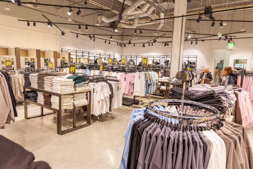 Wnętrze sklepu New Yorker w M1 Kraków