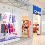 Witryna sklepu z ubraniami dla dzieci Okaïdi w M1 Kraków