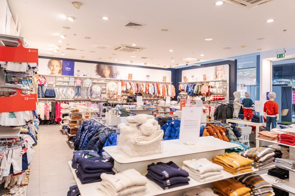 Asortyment sklepu z ubraniami dla dzieci Okaïdi w M1 Kraków
