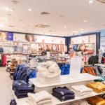 Asortyment sklepu z ubraniami dla dzieci Okaïdi w M1 Kraków