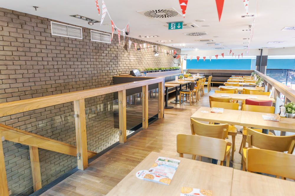 Stoliki w restauracji Pizza Hut w M1 Kraków
