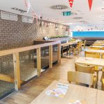 Stoliki w restauracji Pizza Hut w M1 Kraków