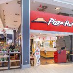 Wejście do restauracji Pizza Hut w M1 Kraków