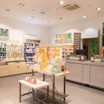 Wnętrze sklepu Yves Rocher w M1 Kraków