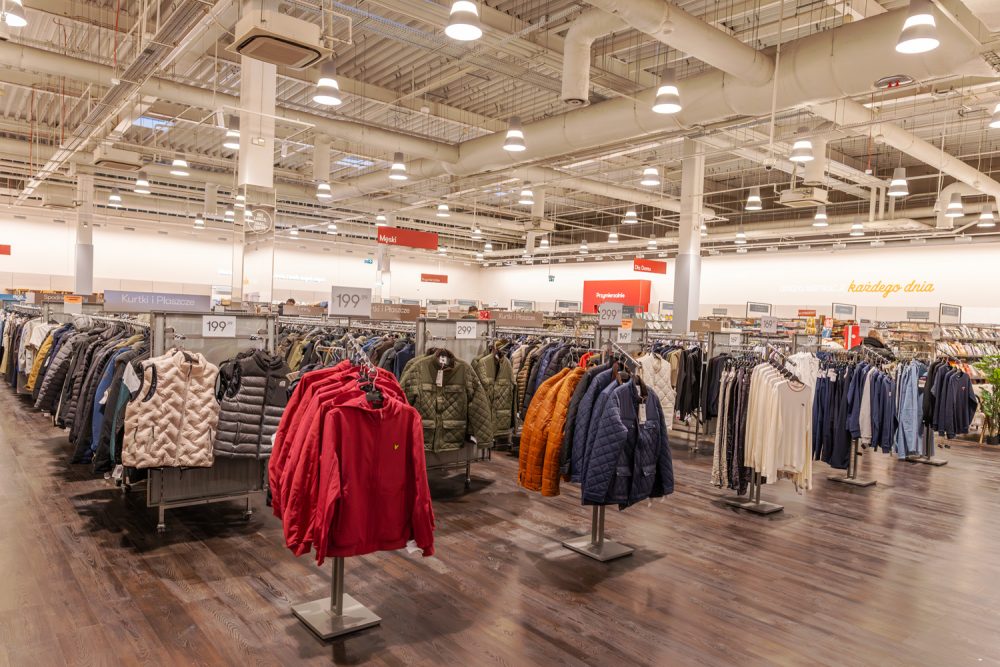 Ekspozycja odzieży w sklepie TK Maxx w M1 Kraków