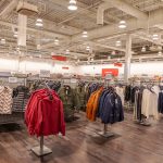 Ekspozycja odzieży w sklepie TK Maxx w M1 Kraków