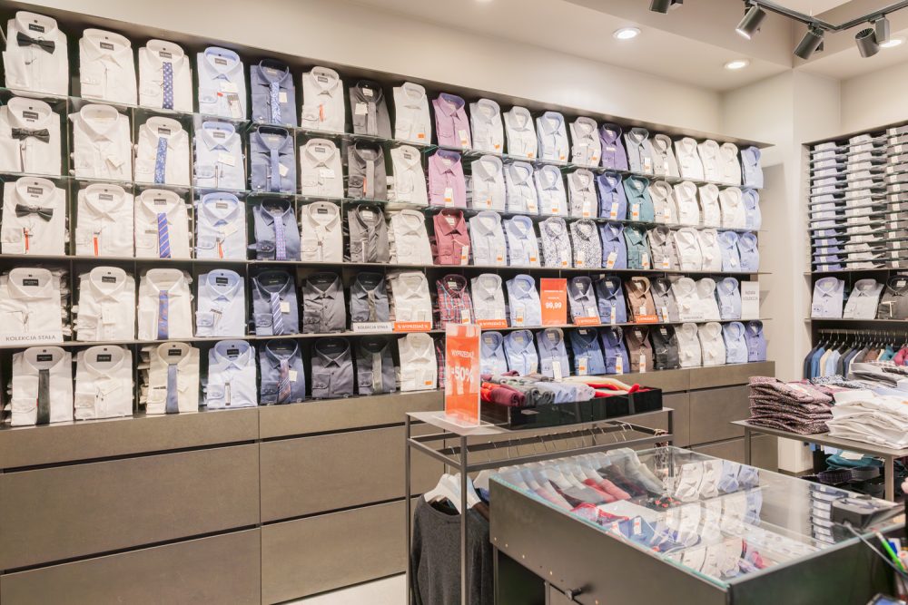 Ekspozycja koszul w salonie Wólczanka w M1 Kraków