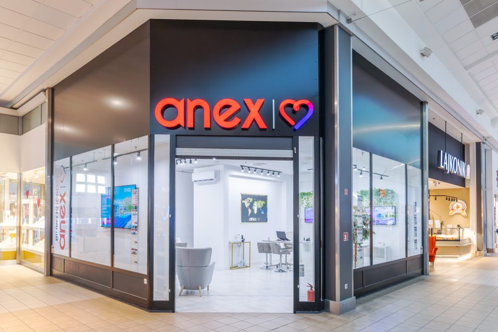 Zdjęcie witryny biura podróży Anex w M1 Kraków