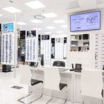 Wnętrze salonu optycznego SunLoox w M1 Kraków