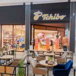 Witryna sklepu Tchibo w M1 Kraków i stoliki przed wejściem