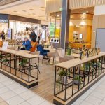 Stoliki przed sklepem Tchibo w M1 Kraków