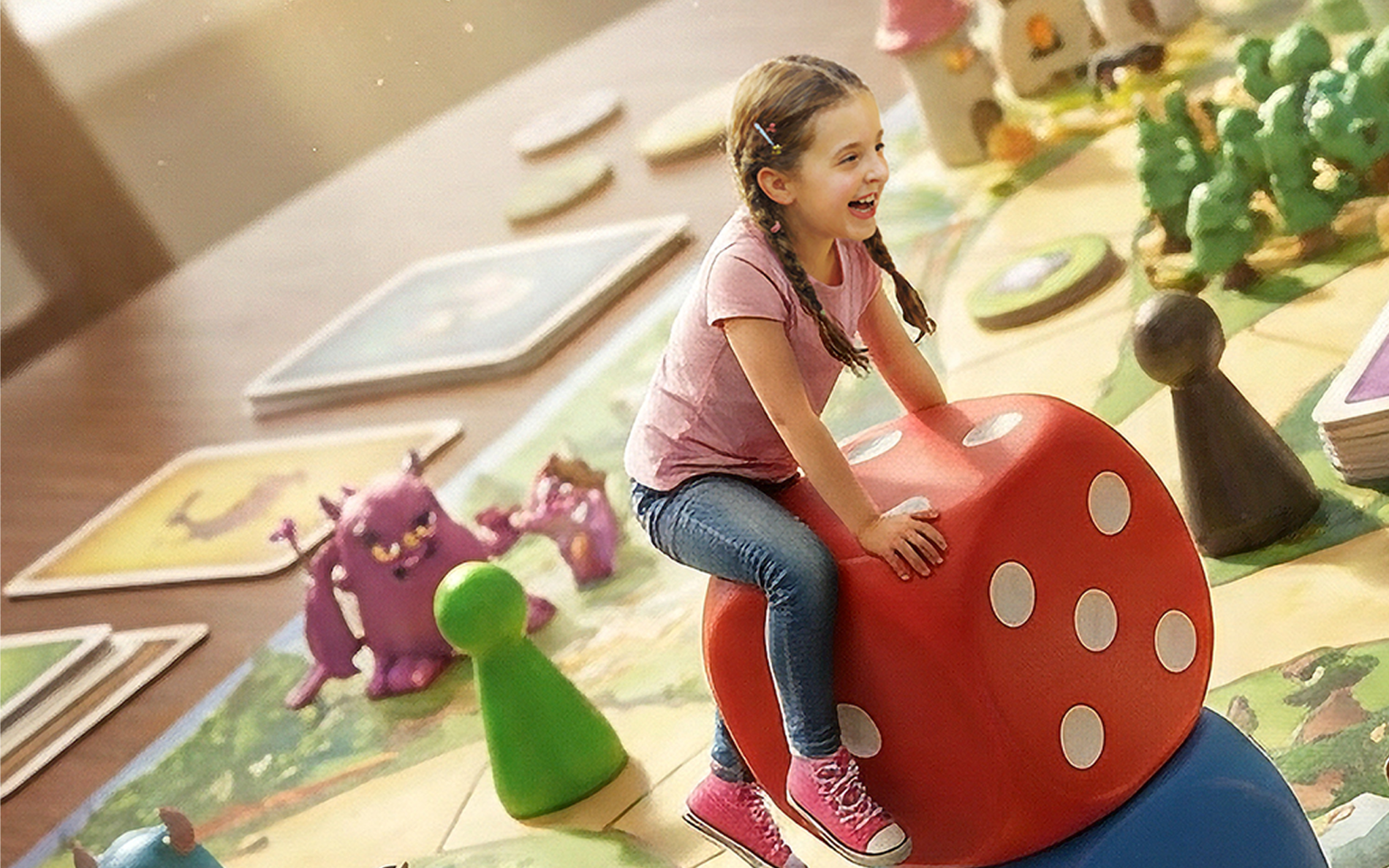 Wesoła dziewczynka podczas zabawy w ferie zimowe M1 Kraków