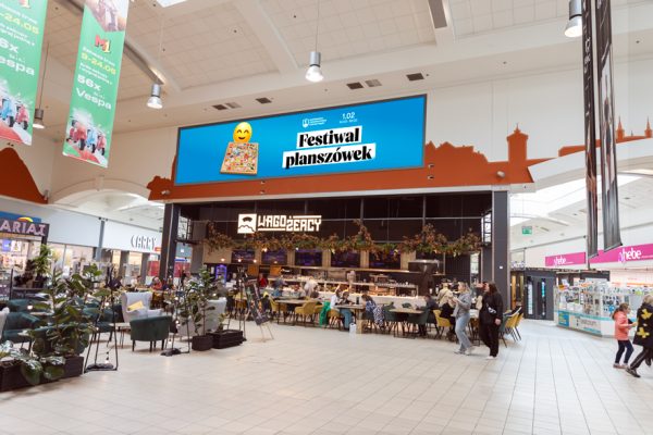 Duży baner reklamowy o wymiarach 12x3m o łącznej powierzchni 36m2, dostępny nad restauracją WagoŻercy, w pobliżu sklepów OBI, H&M i PEPCO.