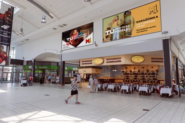 Dwa banery o powierzchni 7x3m każdy, o łącznej powierzchni reklamowej 42m2, zlokalizowane w pobliżu sklepów MediaMarkt, HalfPrice i Douglas.