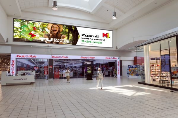 Duży baner nad wejściem do MediaMarkt, a w pobliżu HalfPrice i Douglas o wymiarach 12x4m oraz łącznej powierzchni 48m2.