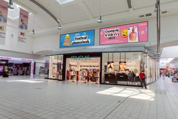 Dwa banery umieszczone nad sklepem Douglas o wymiarach 7x3m każdy i łącznej powierzchni 42m2.