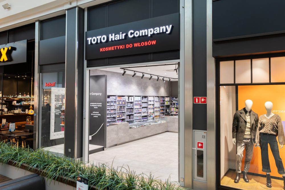 Wejście do salonu TOTO Hair Company w M1 Kraków