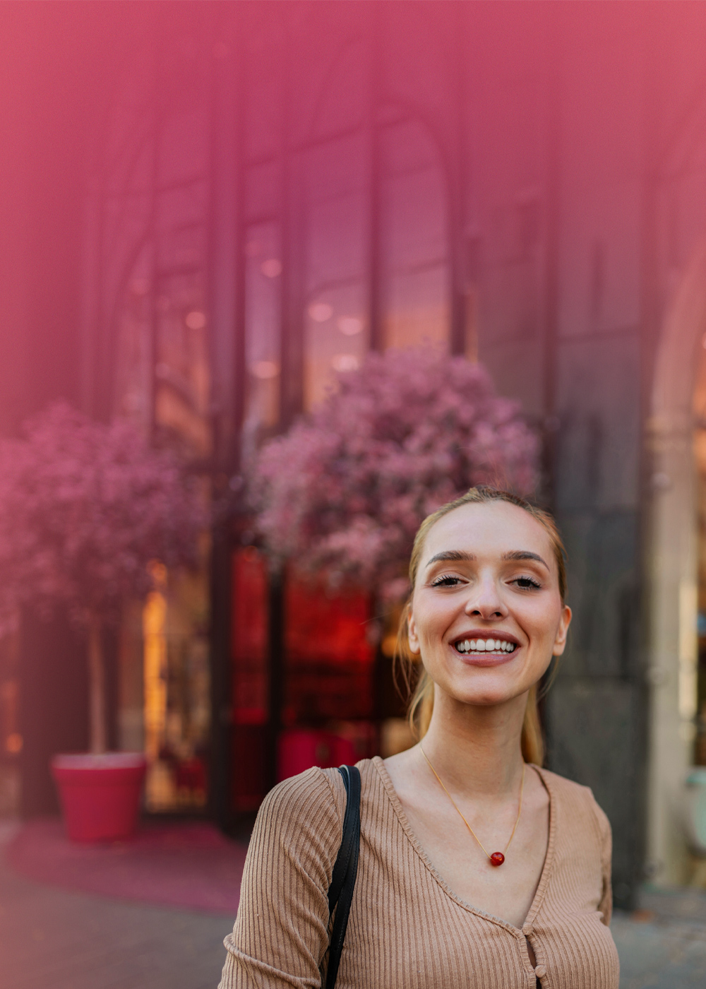 Kampania wizerunkowa M1 Kraków. Obraz przedstawiający uśmiechniętą kobietę.