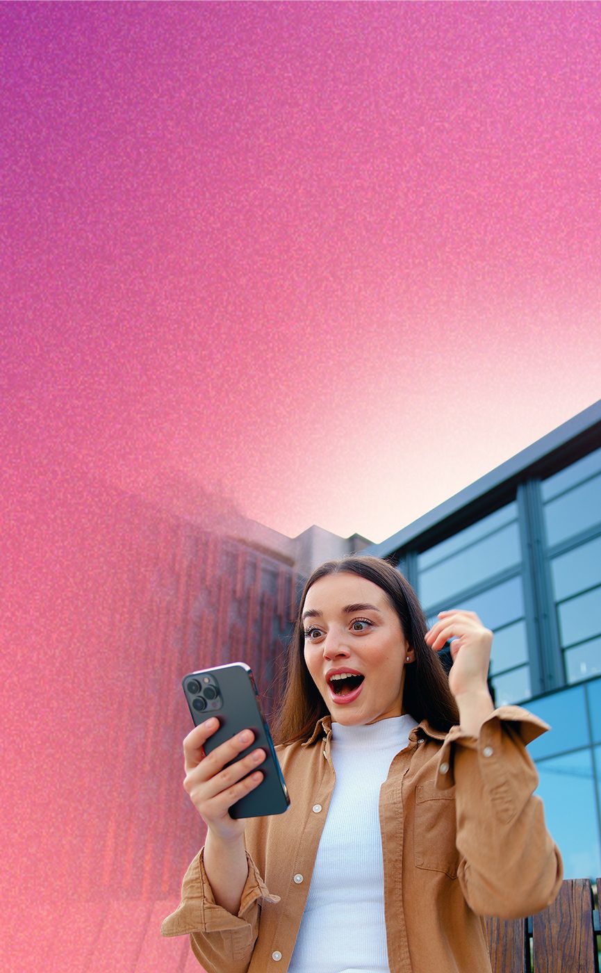 Loteria wiosenna w M1 Kraków. Kobieta pozytywnie zaskoczona wygraną w loterii.