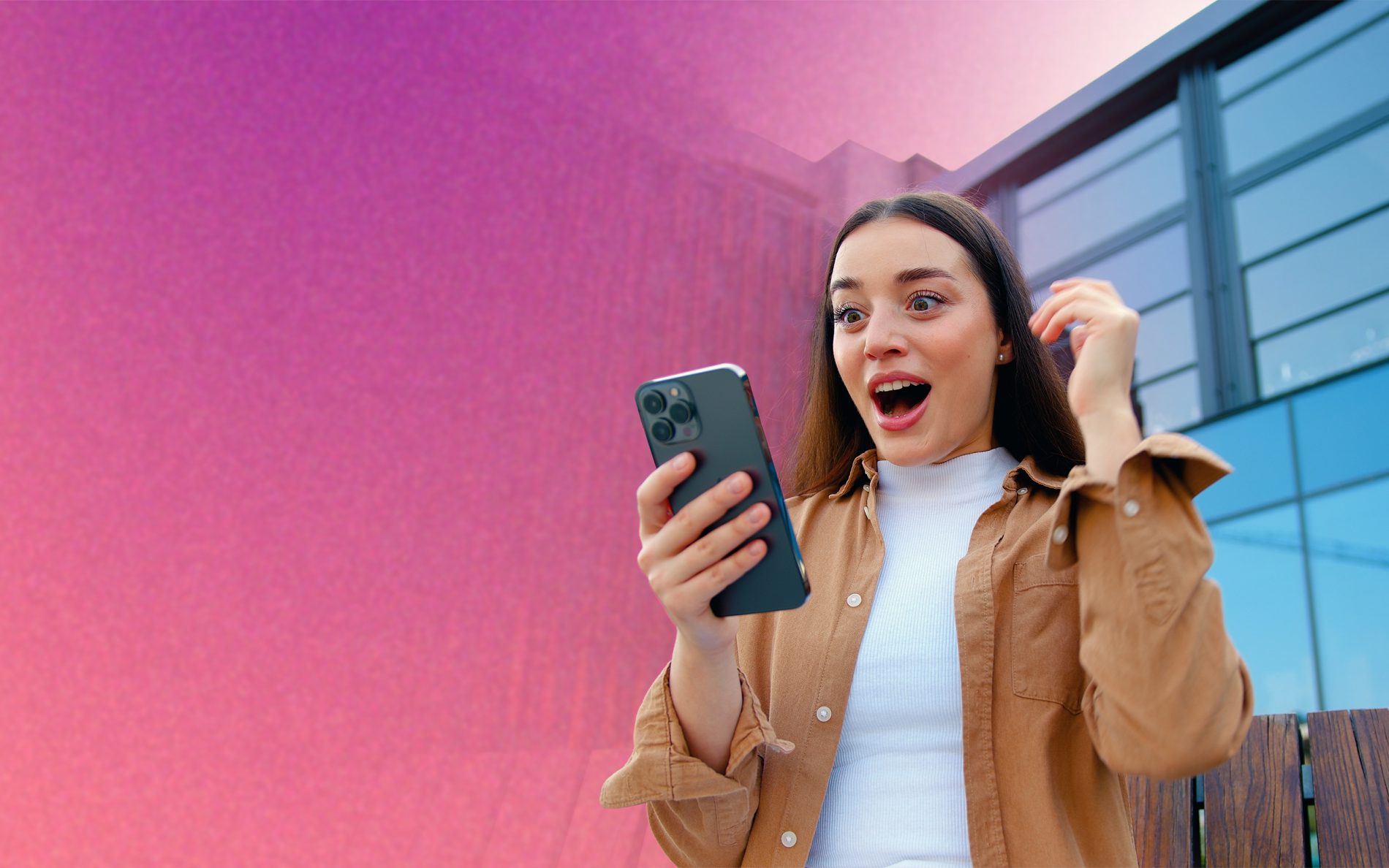 Loteria wiosenna w M1 Kraków. Kobieta pozytywnie zaskoczona wygraną w loterii.