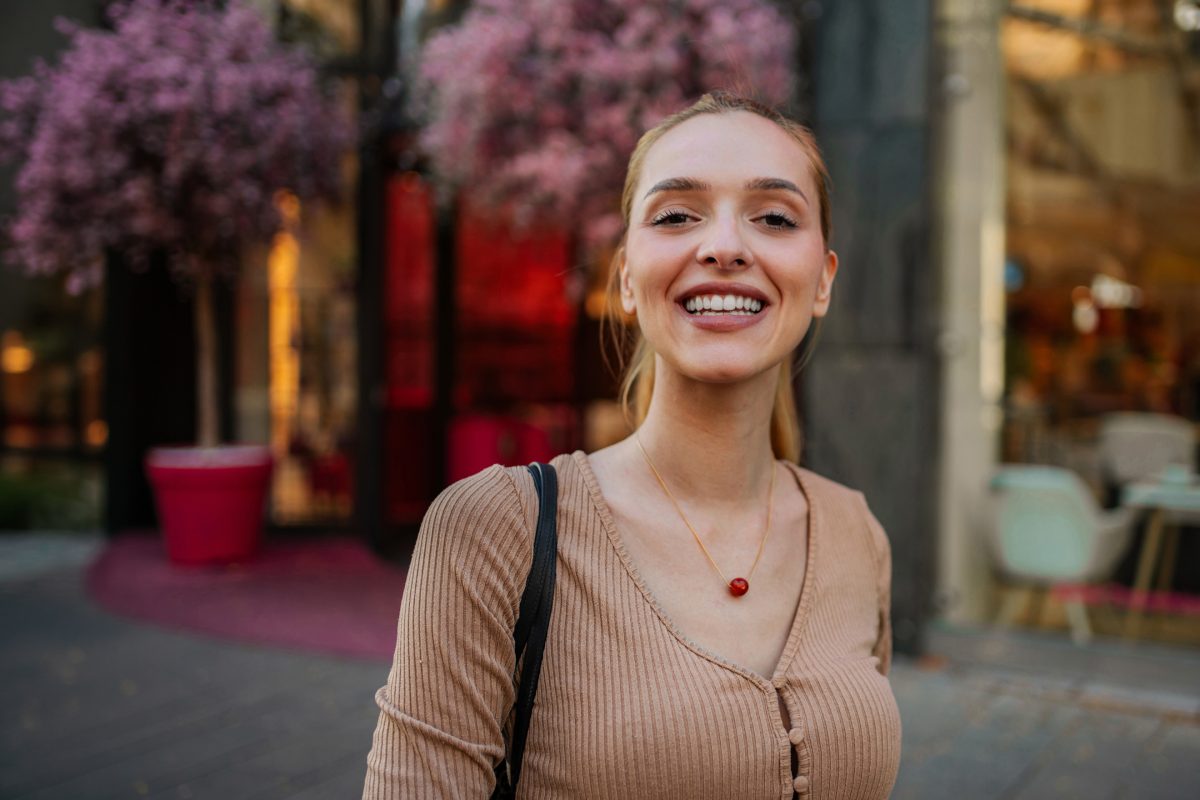 Obraz przedstawiający uśmiechniętą, piękną kobietę